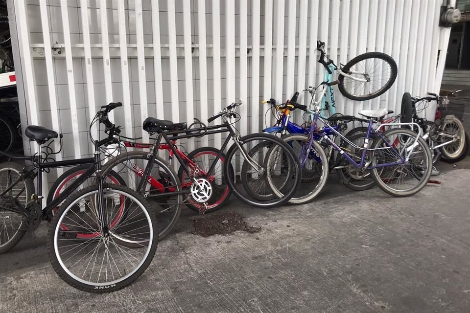 Las bicis son apiladas en fila.