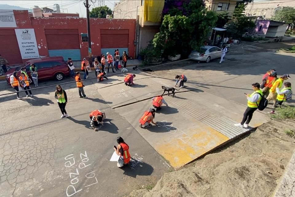 Dejan mensajes escritos con gis en la calle y comparten sus posturas respecto a la muerte sistemática de puercos, toros y gallinas para procesarlos en alimento.