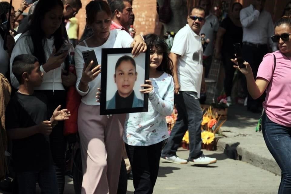 Sepelio de Milagros Monserrat en el Panteón municipal de San Nicolás en León, Guanajuato.