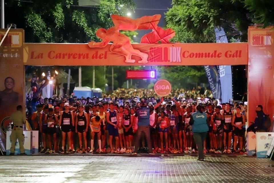 La Carrera del Siglo 10K inició a las 6:00 horas de este domingo.