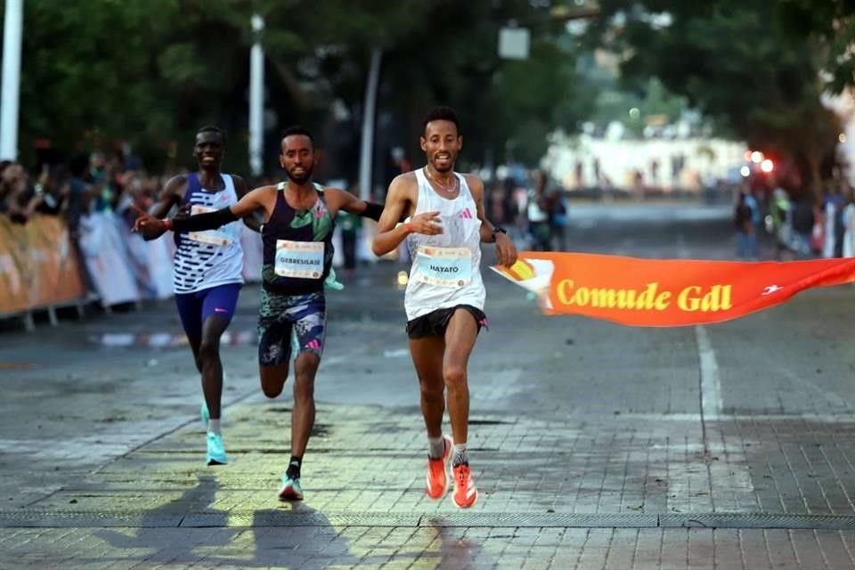 Yasin Haji Hayato de Etiopía fue el primero en cruzar la meta de la Carrera del Siglo 10K.