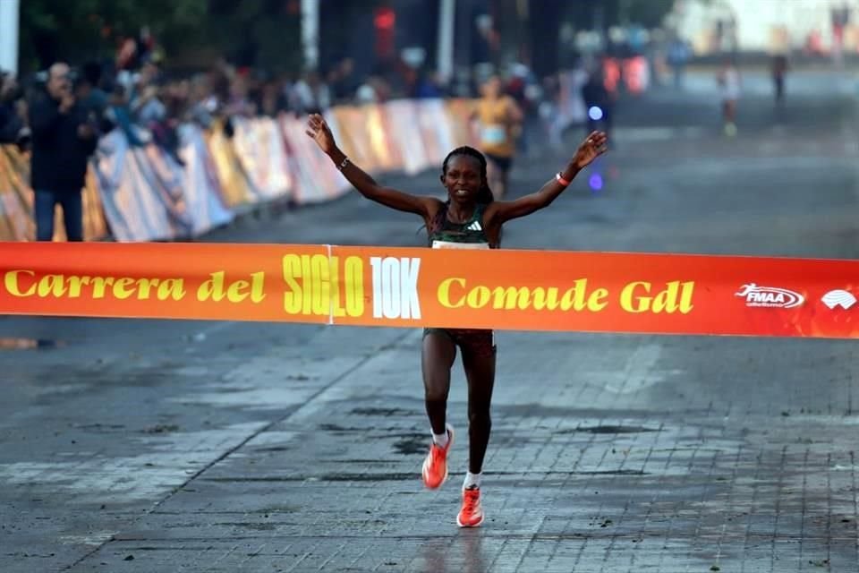 Brenda Jepkoech Tuwei, de Kenia, fue la primera en cruzar la meta en la rama femenil.