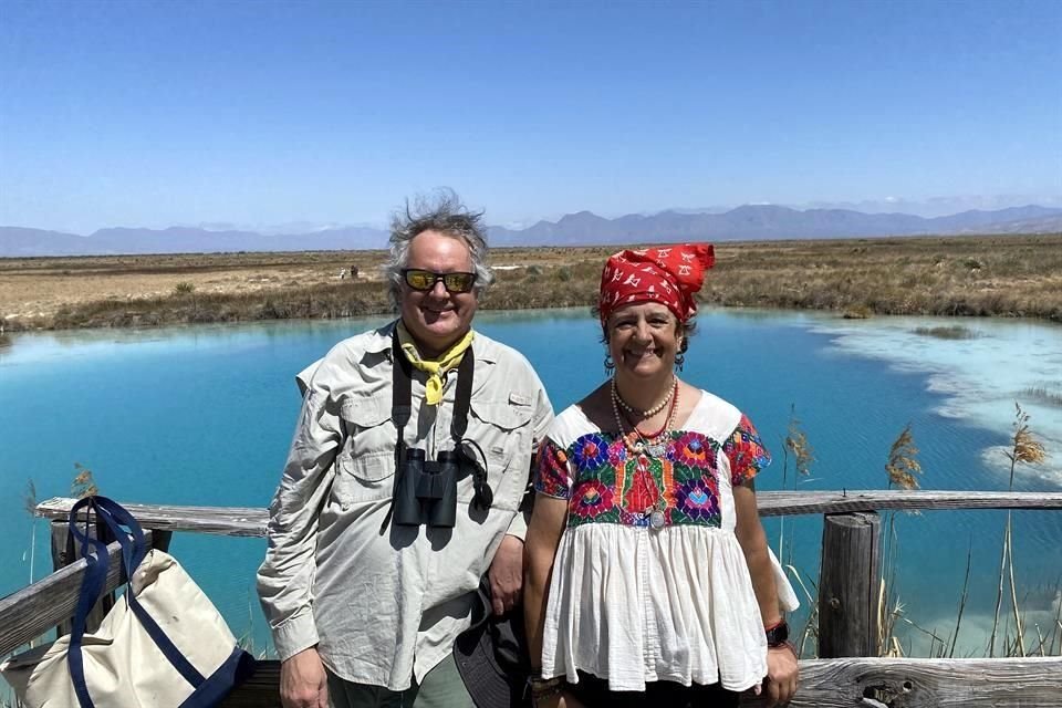 Luis Eguiarte y Valeria Souza, matrimonio de biólogos, en Cuatro Ciénegas, sitio que habrán de cuidar ahora las nuevas generaciones.