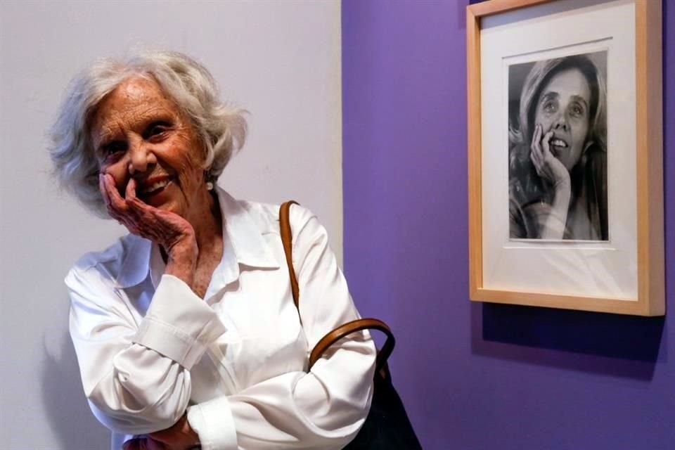 El jurado del Premio Internacional Carlos Fuentes concedió por unanimidad el galardón a la escritora Elena Poniatowska.