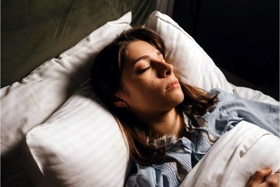 El recomendable escuchar música para dormir, siempre y cuando sea relajante.