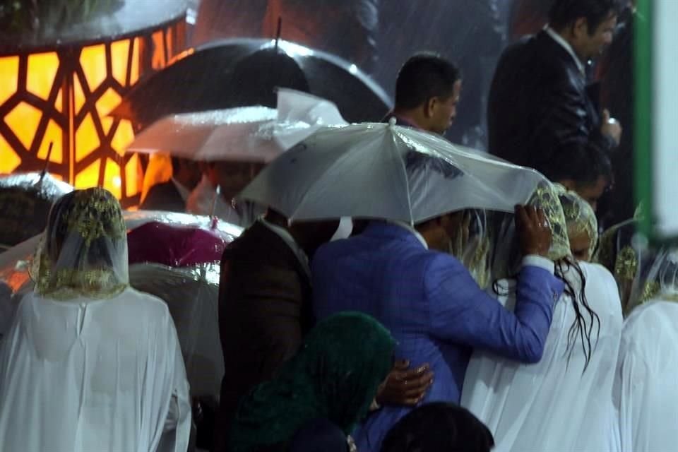 Los fieles que estuvieron en la parte exterior aguardaron hasta el final, pese a la lluvia.