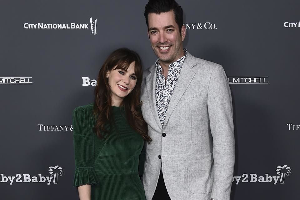 La actriz Zooey Deschanel se comprometió con Jonathan Scott tras cuatro años de noviazgo.