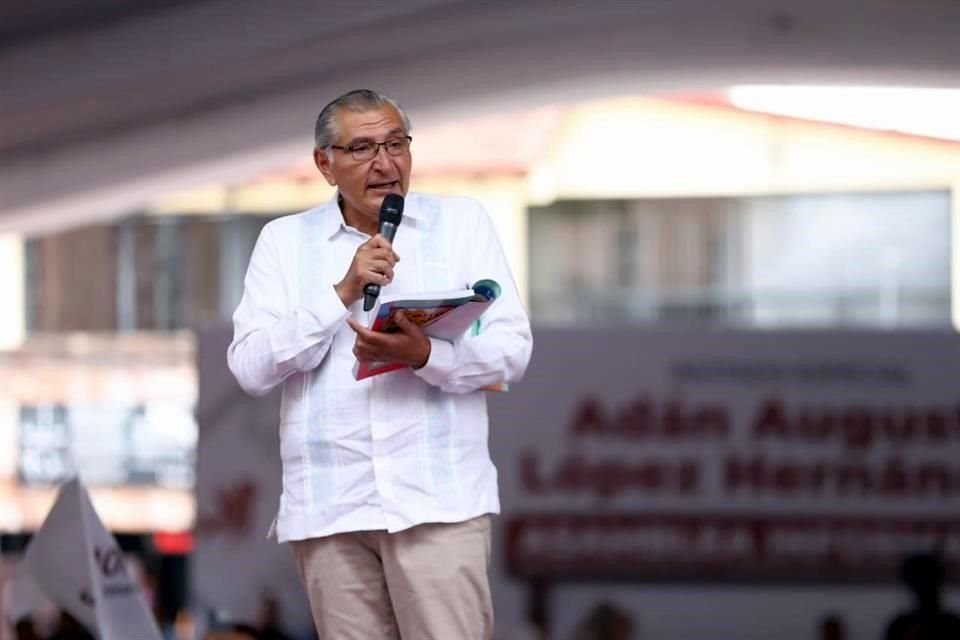 En sus asambleas de los últmos días, el ex Secretario de Gobernación se ha dedicado a defender el contenido de los libros.