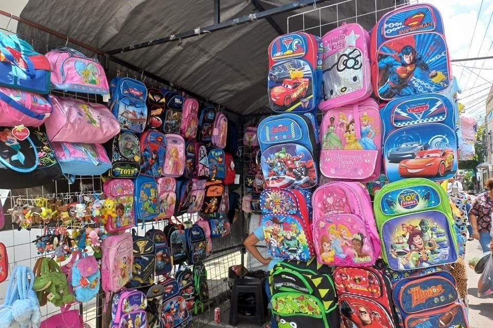 Las zonas comerciales de Obregón y Javier Mina son las preferidas para hallar la mochila con el personaje de moda.