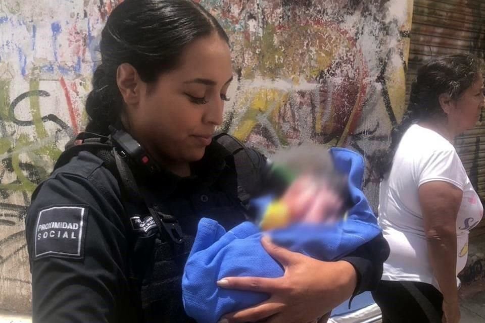 Una agente ayudó a una mujer a dar a luz a su bebé dentro de un taxi.