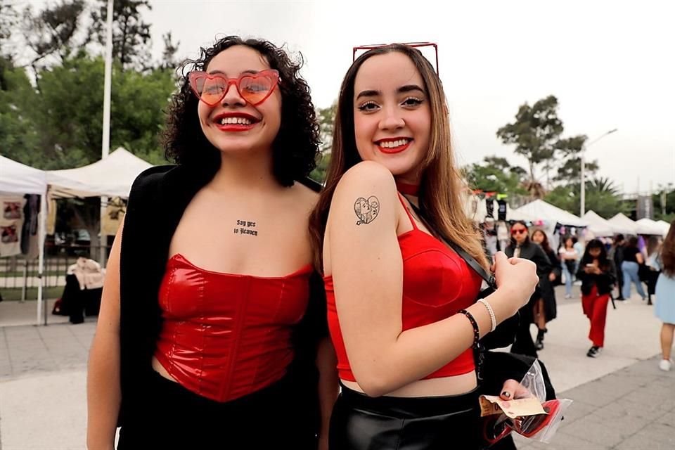 Las gafas de corazones estuvieron muy presentes en los atuendos de los fans de la cantautora.