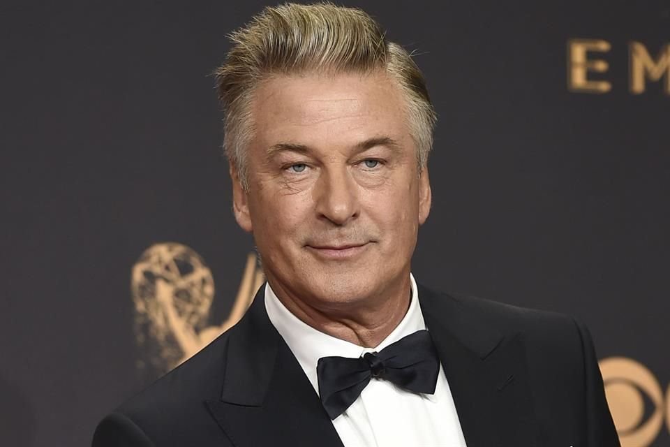 Alec Baldwin podría enfrentar cargos por homicidio involuntario de nueva cuenta debido a un informe realizado por un especialista en armas.