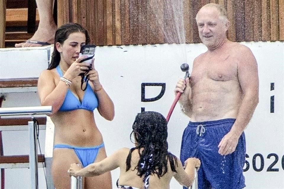 La actriz gozó el paseo en yate junto a su esposo François-Henri Pinault.