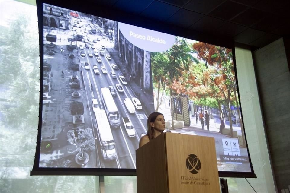 Otilia Pedroza Castañeda, durante la conferencia 'La vivienda en ciudades de proximidad', con estudiantes del ITESO.