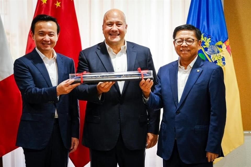 Zhang Run, Embajador de la República Popular de China en México; Enrique Alfaro, Gobernador del Estado, y Lou Qiliang, presidente de CRRC.