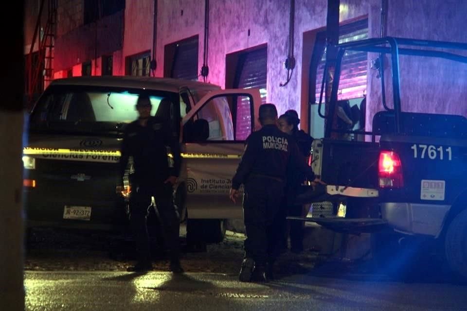 Cuando la Policía de Tlaquepaque llegó, halló al fallecido en el suelo con varias heridas de arma blanca en el pecho y en los brazos.