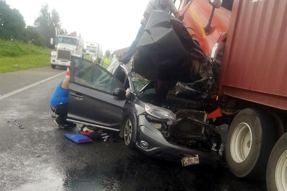 Dos personas sin vida y cinco lesionadas fue el saldo que dejó un choque carretero ocurrido la tarde de este jueves en Tepatitlán.