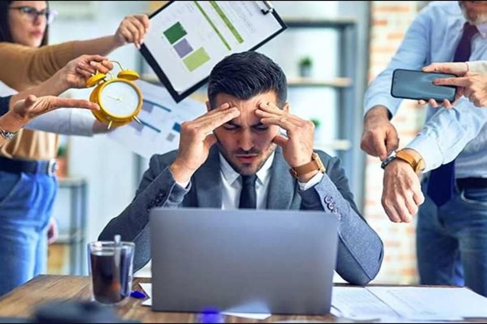 ¿Qué es el burnout o estrés laboral? Esta condición puede llevarte al agotamiento y tener repercusiones físicas y psicológicas.