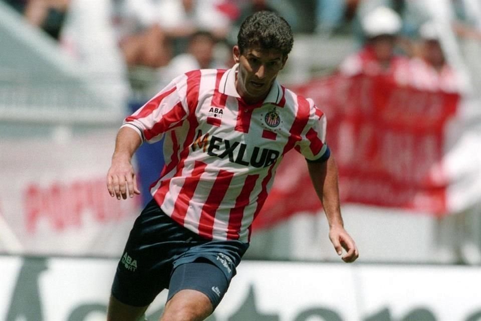 José Manuel de la Torre jugó y dirigió a las Chivas.