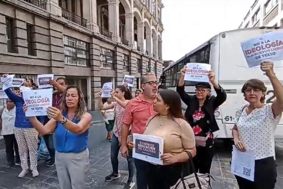 Los manifestantes portaron cartulinas con la leyenda 'No a la ideología de los nuevos Libros de Texto'.