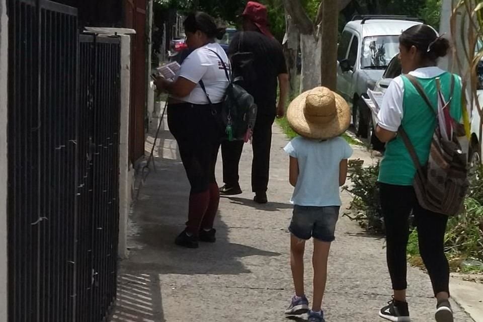 Brigadas repartieron ayer volantes a favor de Claudia Sheinbaum en colonias de Guadalajara.