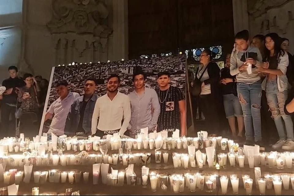 Habitantes de Lagos de Moreno encendieron veladoras como acto de esperanza y solidaridad hacia los cinco jóvenes desaparecidos.