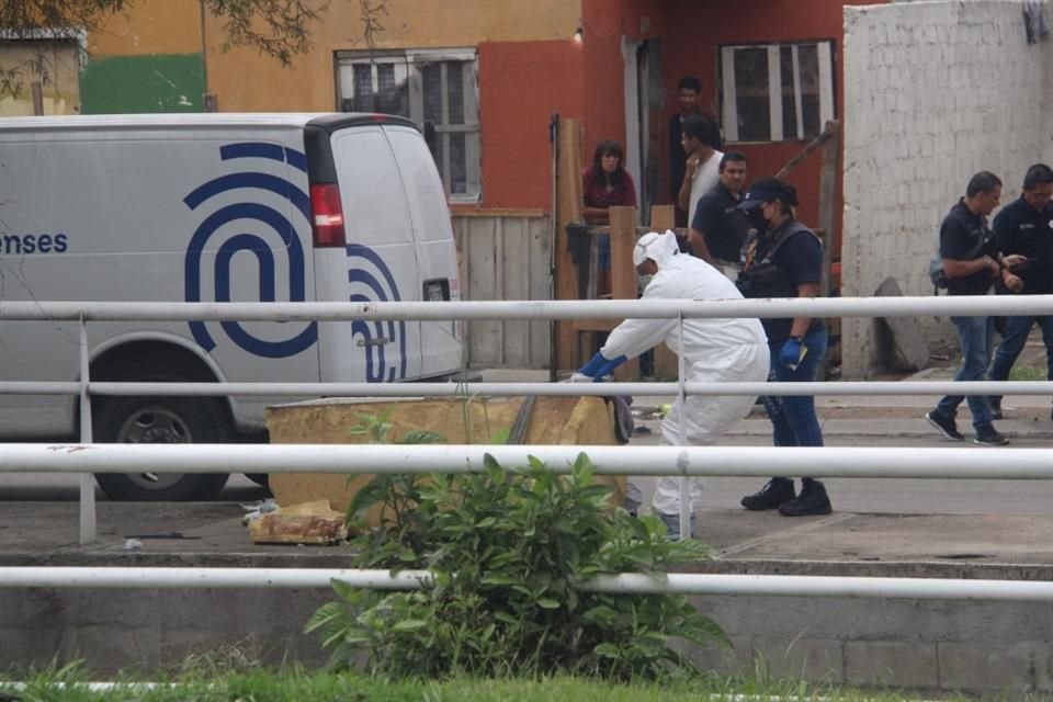 Dejan cadáver dentro de un refrigerador abandonado a la orilla de canal en Tlajomulco y avisan a Madres Buscadoras.