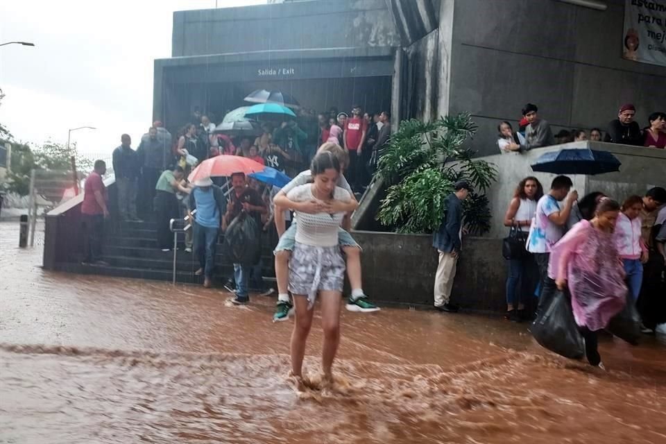 Inundación por tormenta del 19 de agosto en Periférico Sur y Colón, afuera de la estación de la Línea 1 del Tren Ligero.