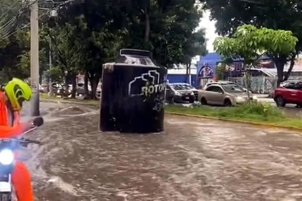 Un tinaco fue arrastrado en Av. Mariano Otero en la zona de Plaza del Sol.