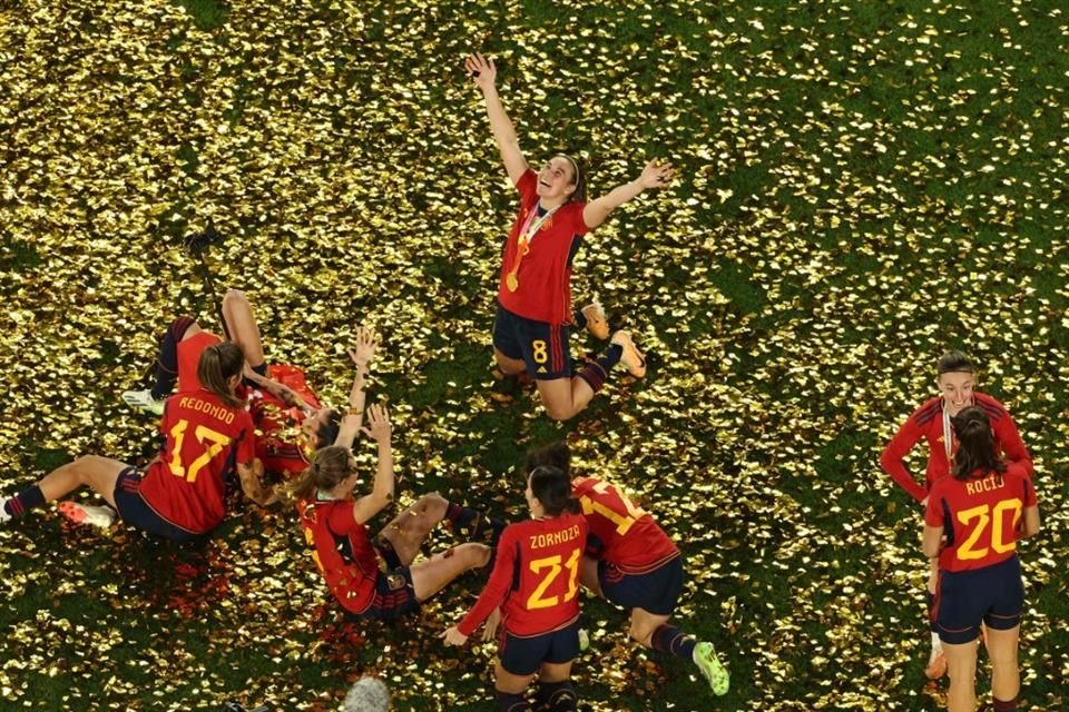 Mariona Caldentey y el resto de sus compañeras celebrando el campeonato.