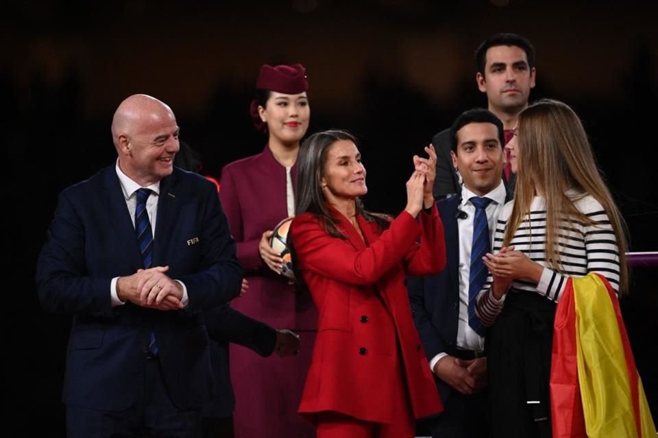 La Reyna Letizia y Leonor, la Princesa de Asturias, junto al presidente de la FIFA, Gianni Infantino, estuvieron en la entrega de trofeos.