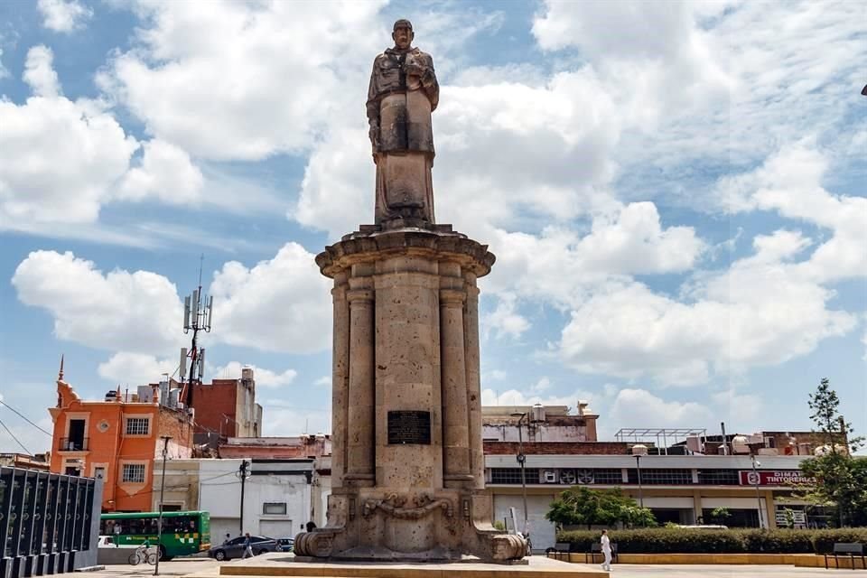 Estatua en honor a Fray Antonio Alcalde en la plaza del barrio del Santuario.