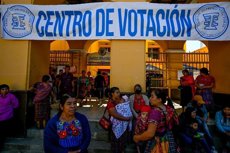 Personas afuera de un centro de votación en Guatemala.