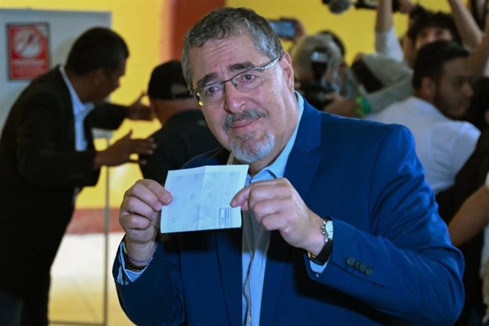 Bernardo Arévalo, candidato del Movimiento Semilla, al emitir su voto