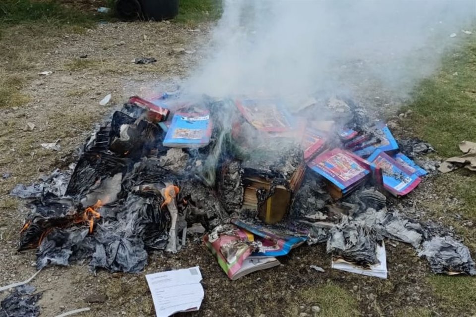 Indígenas tsotsiles de Chiapas quemaron nuevos libros de texto gratuitos porque en ellos se reconoce la diversidad sexual y 'el comunismo'; acordaron usar ediciones anteriores