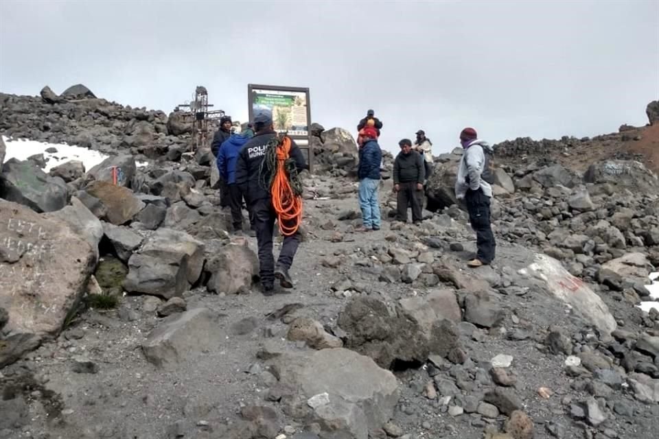 Alpinistas murieron al intentar descender en la cara sur del Parque Pico de Orizaba, en límites de Puebla con Veracruz.
