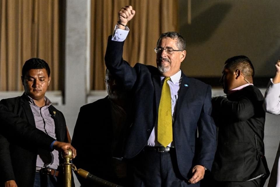 El candidato presidencial de Guatemala, Bernardo Arévalo, celebrando su triunfo tras la segunda vuelta de la elección, el 20 de agosto.