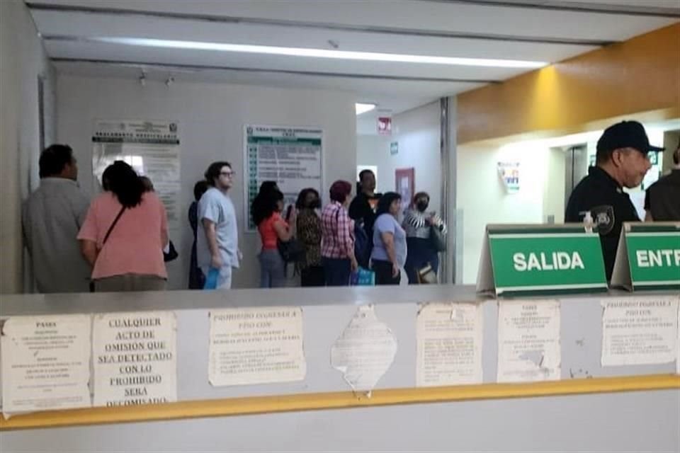 Las filas para los elevadores son de hasta media hora.