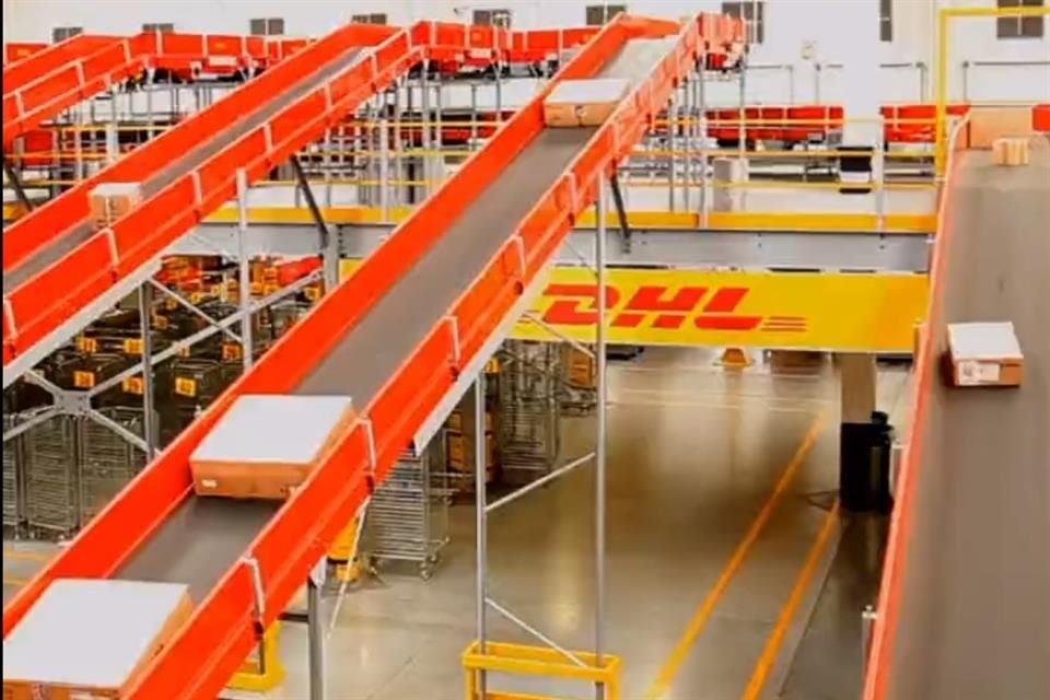 Por nuevas normas aduaneras, DHL informó que suspenderá desde mañana los envíos a particulares en EU cuyo valor supere los 800 dólares. 