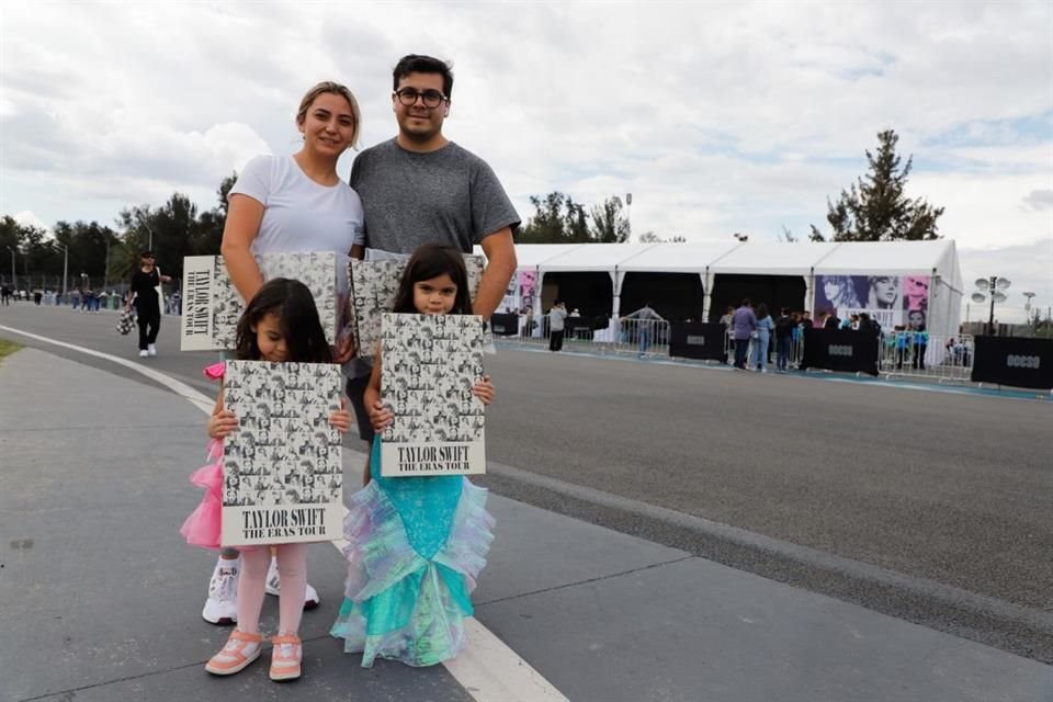 Familias completas posaron con sus paquetes VIP durante la entrega en el Autódromo Hermanos Rodríguez.