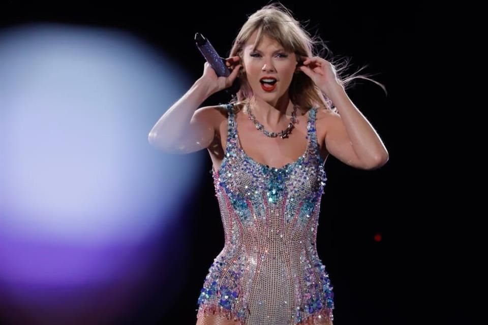 Taylor Swift ya arrancó su The Eras Tour en México; la cantautora Sabrina Carpenter fue la encargada de abrir el escenario del Foro Sol.