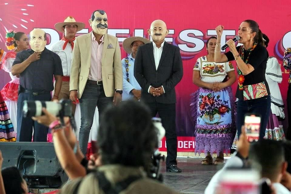 Claudia subió al templete a tres 'ex Presidentes' enmascarados, que usó para lanzar indirectas a Xóchitl Gálvez.