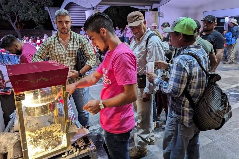 Y como en toda 'película' las palomitas no faltaron para ver el debate.