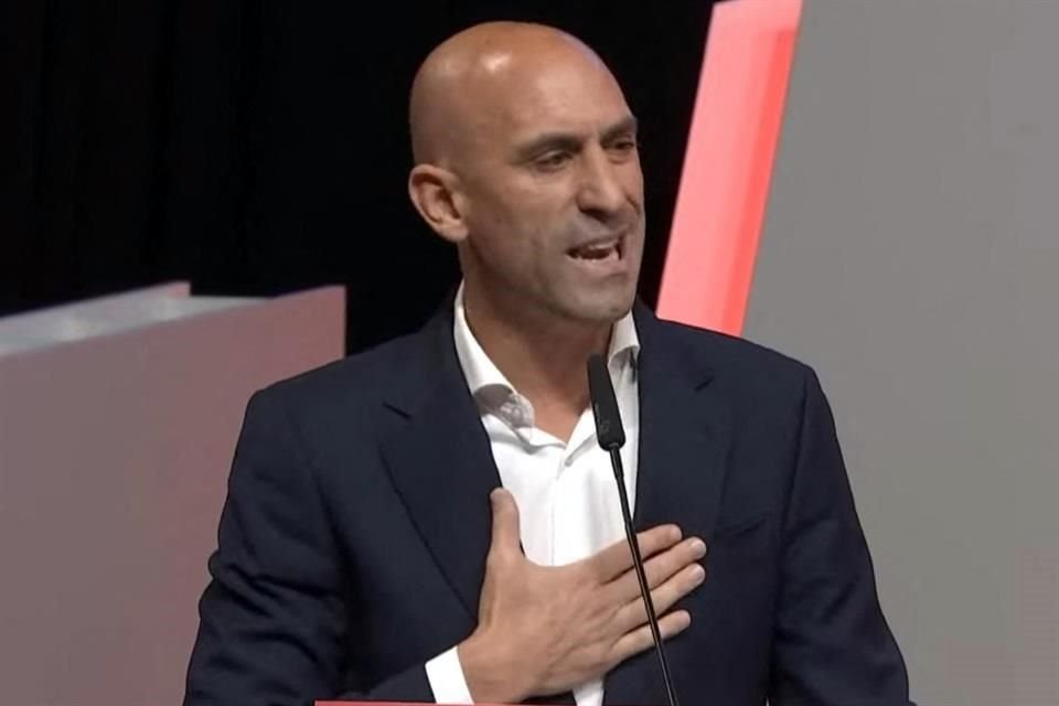 Luis Rubiales se negó a dimitir como presidente de la Federación Española de Futbol por beso a Jenni Hermoso; acusó 'cacería' en su contra.
