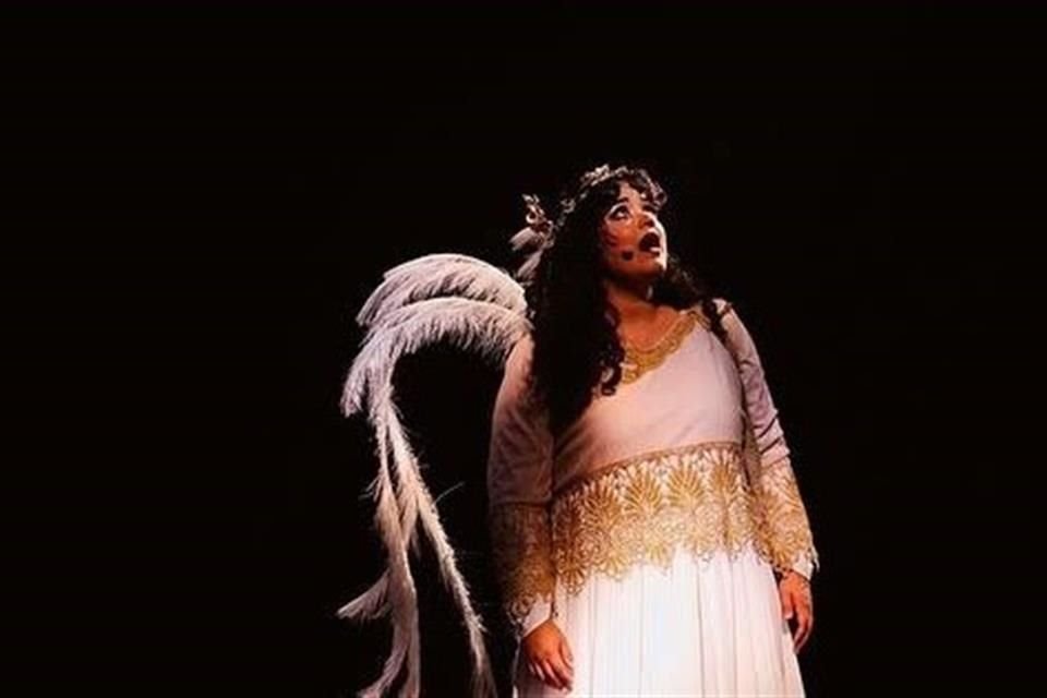 Sofía Montaño, cantante del Cirque Du Soleil y nieta del Primer Actor, Ignacio López Tarso.