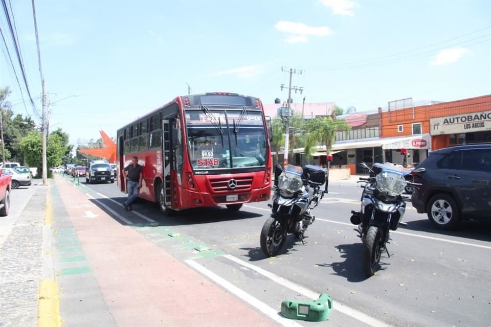 El chofer y otros pasajeros intentaron ayudarla, pero no lograron salvarla.