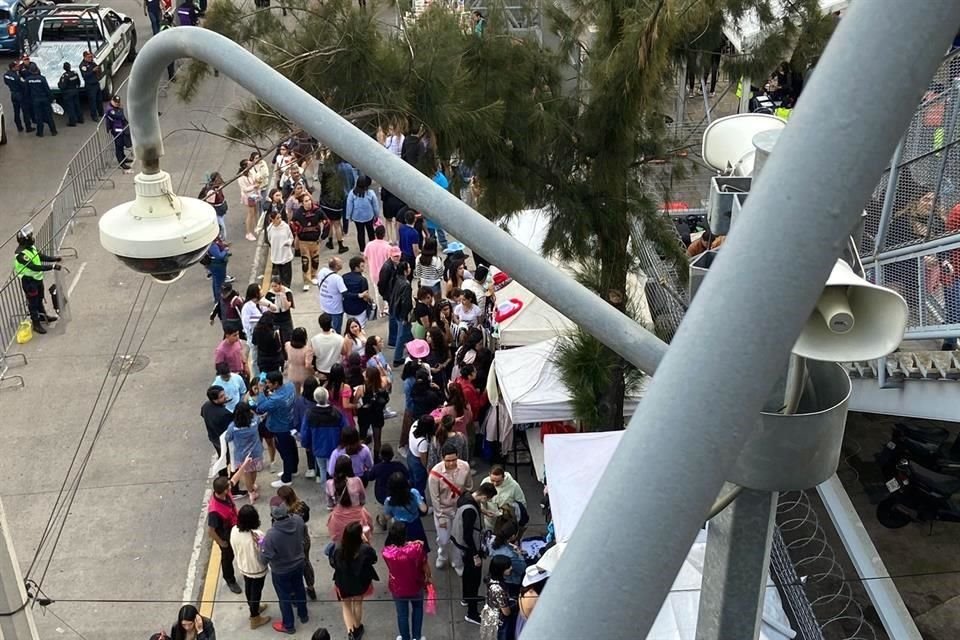 Los fans se congregaron en las entradas desde temprano con el fin de encontrar un lugar cercano al escenario.