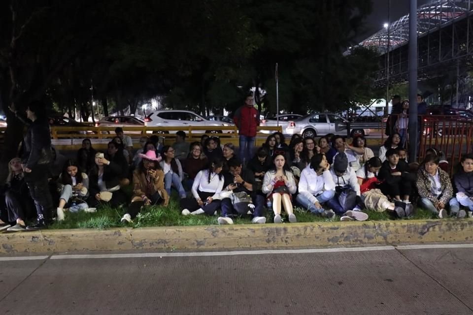 Ante la falta de boletos, alrededor de mil fans gozaron en las afueras del Foro Sol el segundo concierto de Taylor Swift.