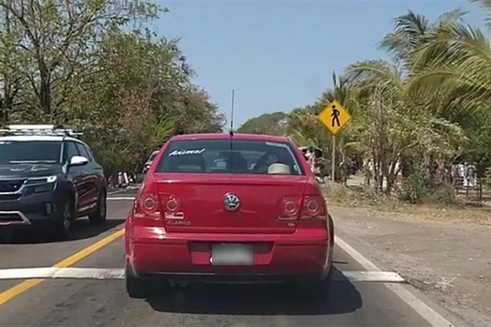 Por la carretera que va de GDL a Puerto Vallarta, a la altura de la comunidad de Las Piedras, en Compostela, colocaron ¡27 topes!.