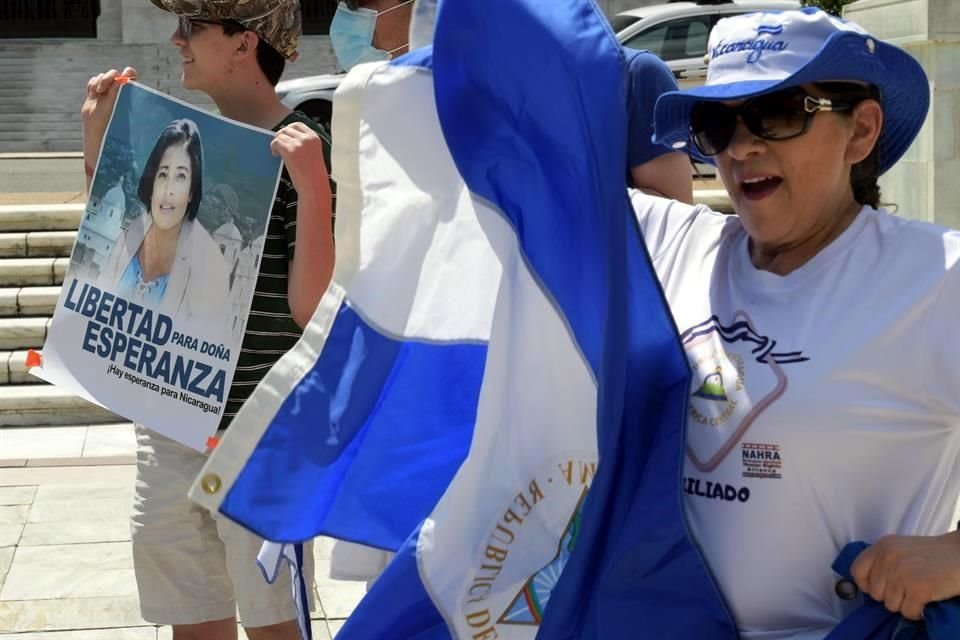 Activistas de la Coalición por la Libertad de Nicaragua realizan un plantón frente a la sede de la Organización de Estados Americanos el 15 de junio.